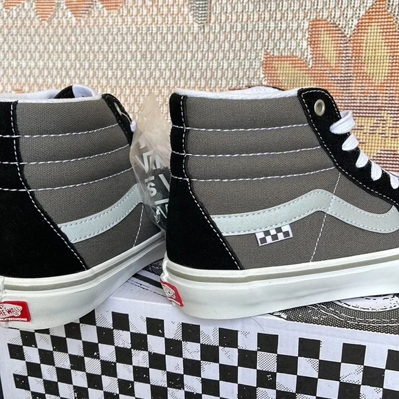 Vans Men’s Skate Sk8-Hi
Reflective Black/Grey
VN0ASFCCN42
Sneakers - Picture 15 of 16